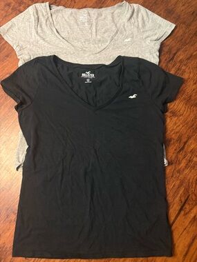 Hollister Women's Black and Light Gray V-Neck Short Sleeve Tees